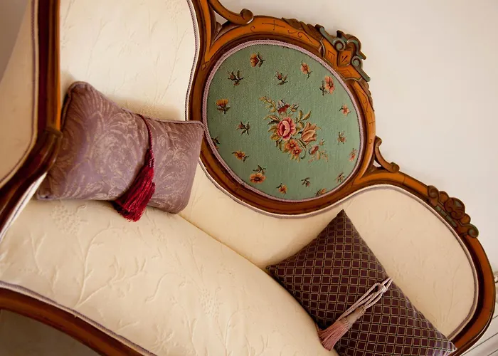 Eleni\'S Village Suites